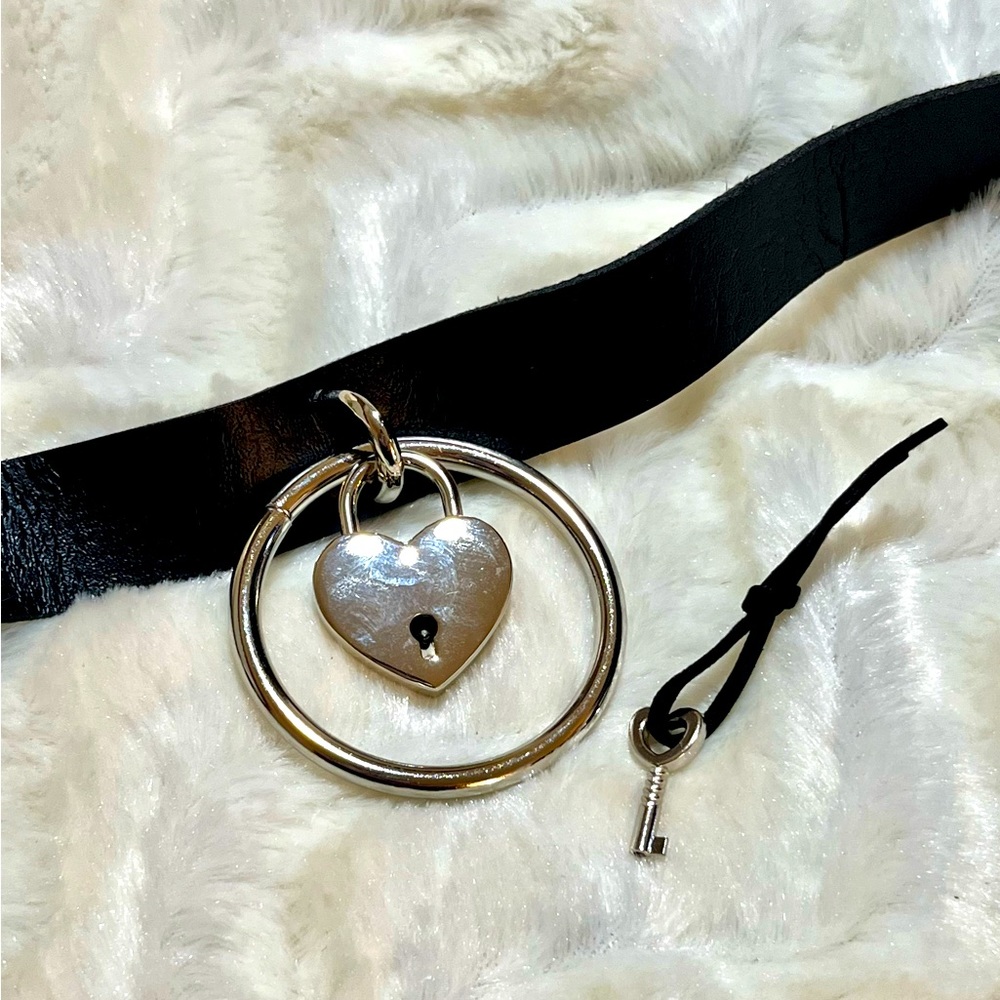 Gothic black Chocker with heart and key